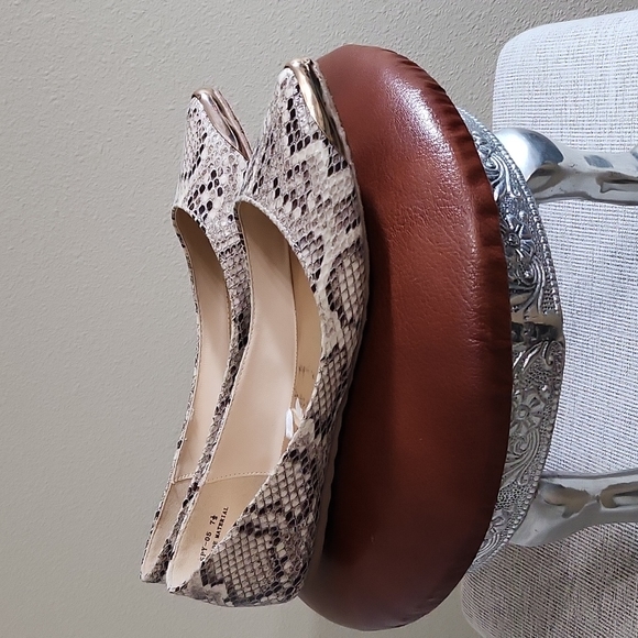 DOLLHOUSE FLAT FAUX SNAKE SKIN SHOES W/BRASS TOE GUARD SZ 7.5 - Picture 2 of 9